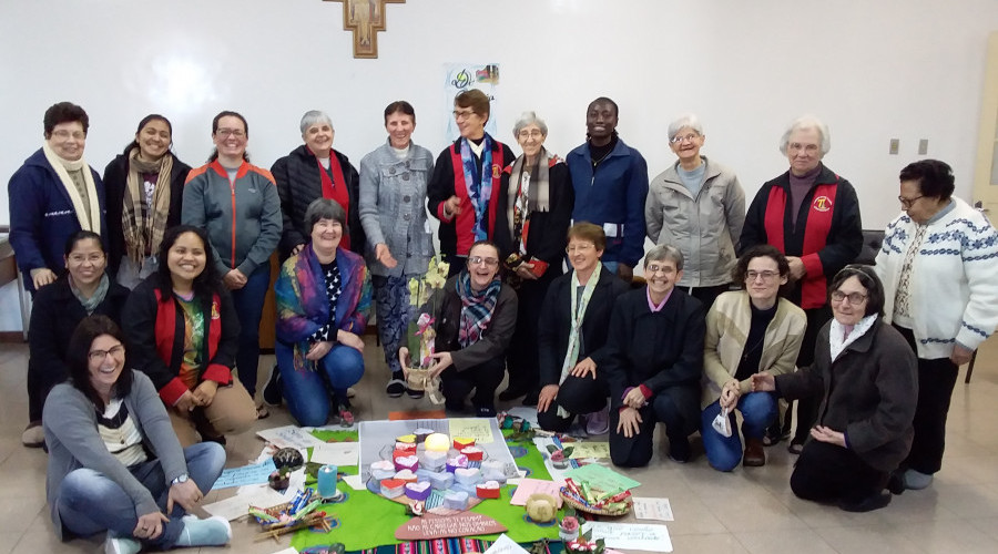 De Betânia para o mundo “O que vimos e ouvimos nós anunciamos. ” (1Jo1,1-4)